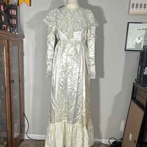 Handmade Vintage Elegant Ivory Lace Long Sleeve Wedding Dress